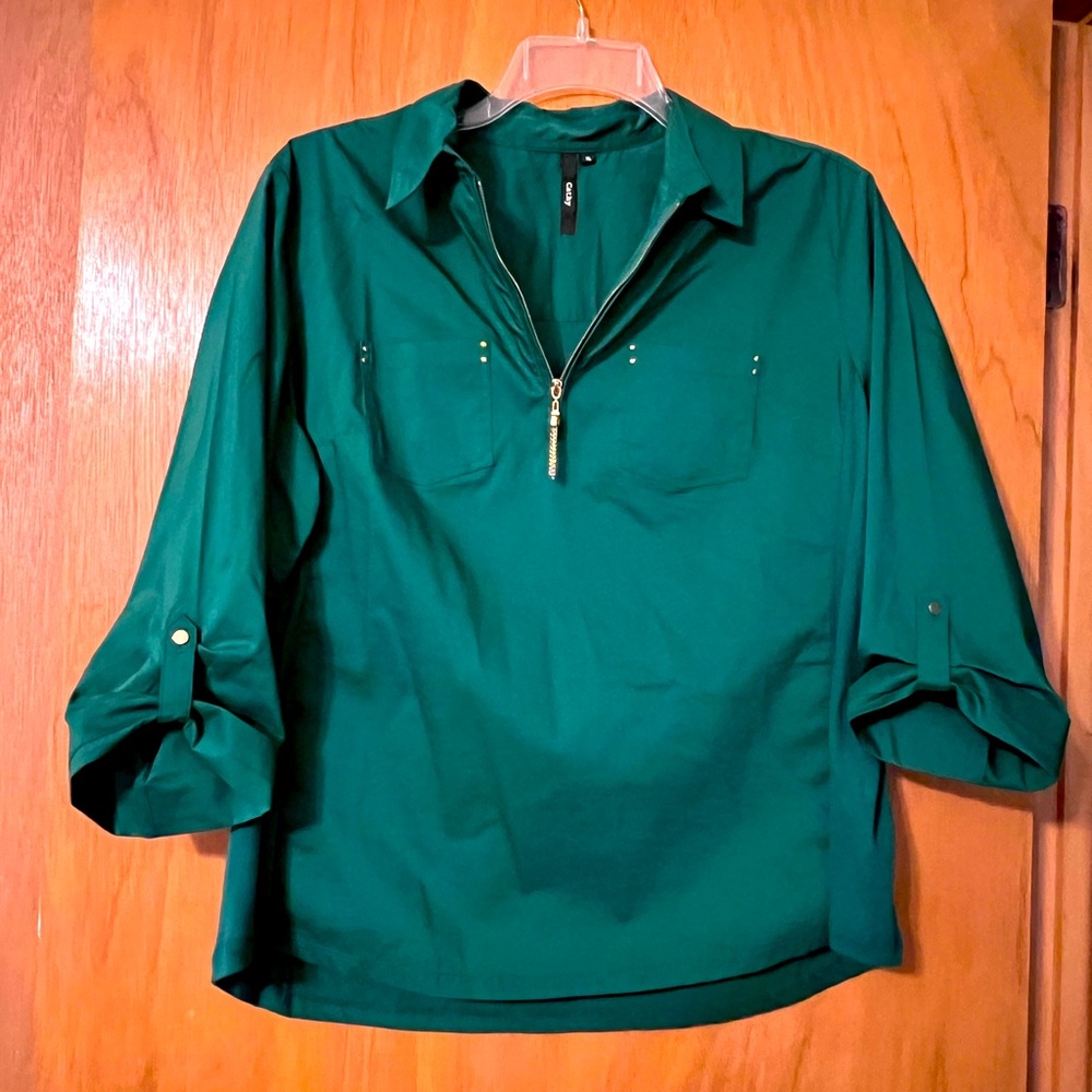 Cool green zip up top, 3/4 sleeves, tassel zipper, knit elastic sides